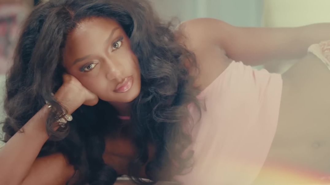 ⁣Ayra Starr - Commas Lyric Video